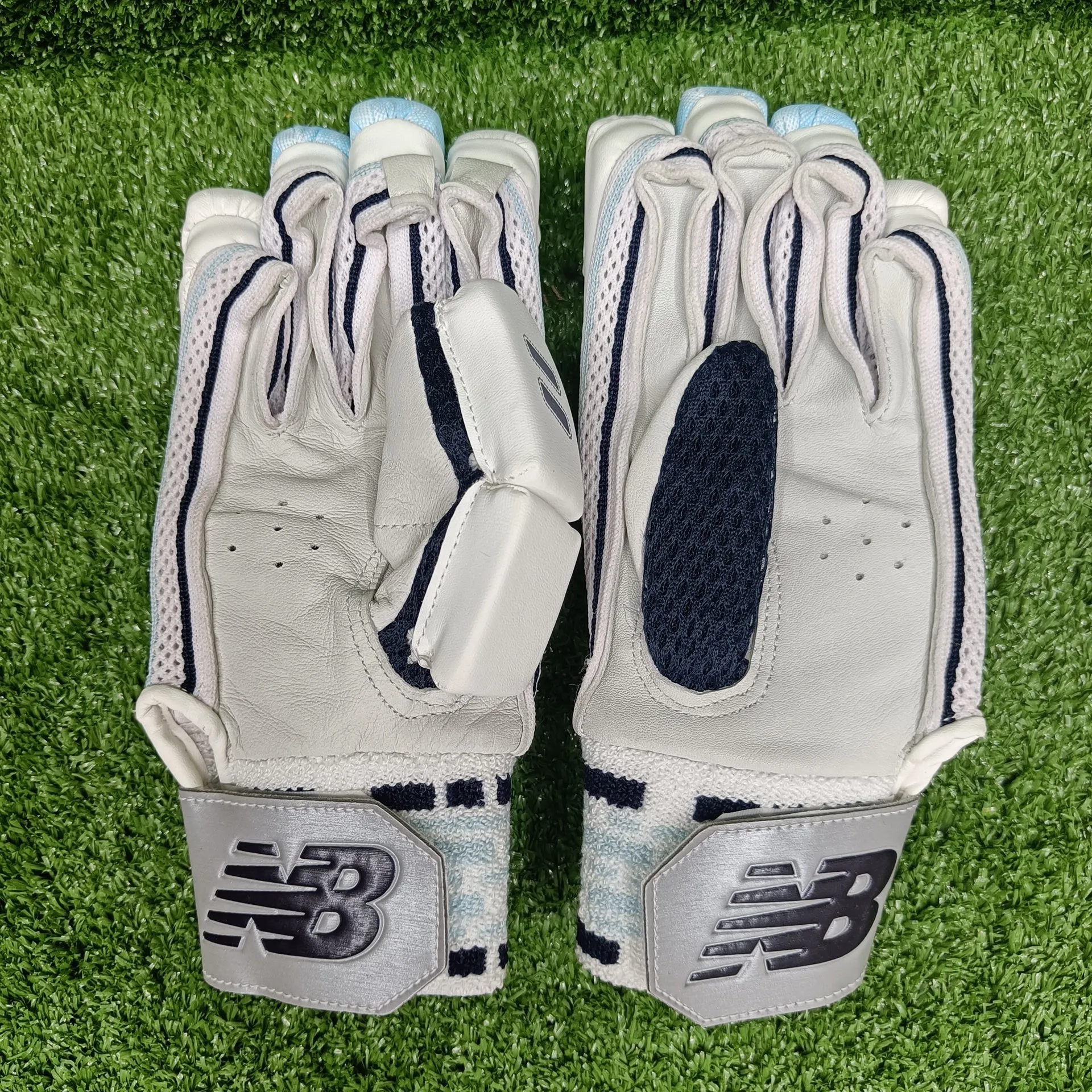 New Balance DC 580 Junior / Youth Cricket Batting Gloves